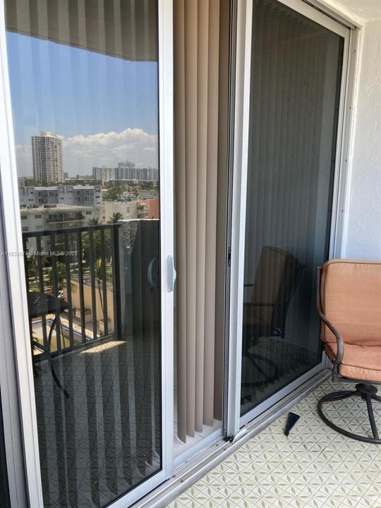 For Sale: $195,000 (1 beds, 1 baths, 828 Square Feet)