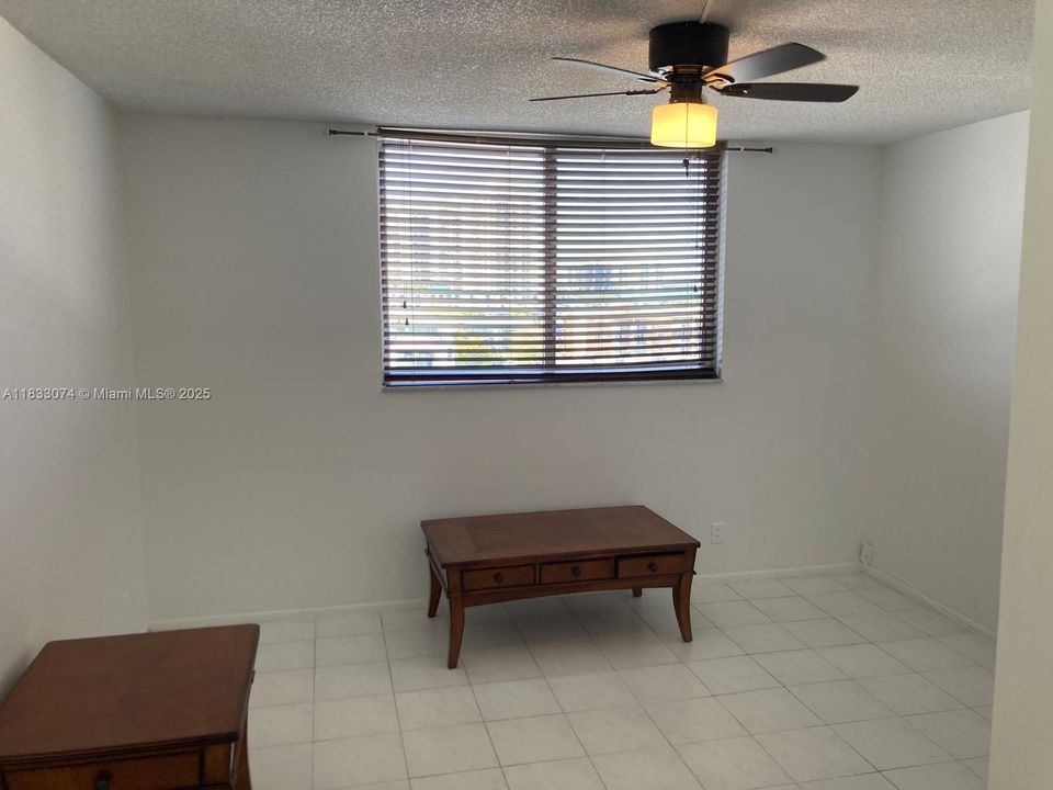 For Sale: $195,000 (1 beds, 1 baths, 828 Square Feet)