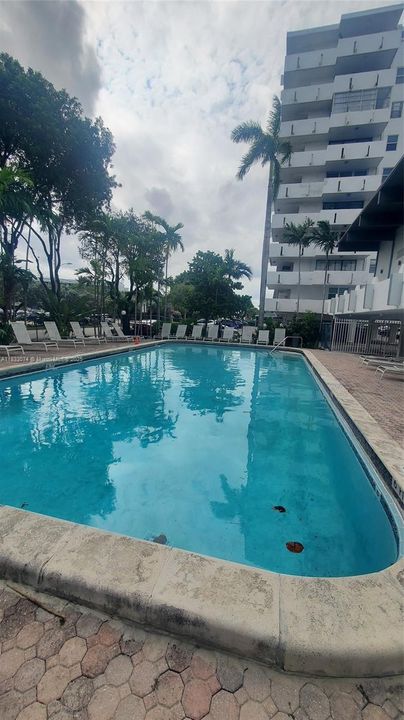 For Sale: $195,000 (1 beds, 1 baths, 828 Square Feet)