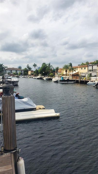 For Sale: $195,000 (1 beds, 1 baths, 828 Square Feet)