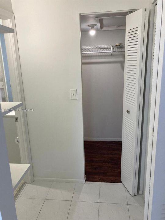 For Sale: $195,000 (1 beds, 1 baths, 828 Square Feet)