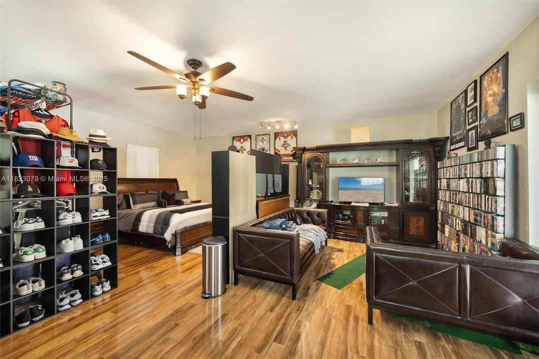 For Sale: $5,499,000 (7 beds, 6 baths, 9792 Square Feet)