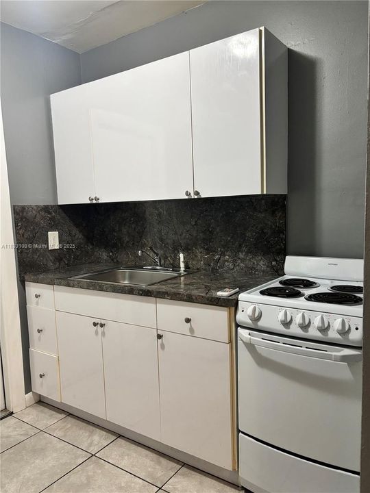 合同活跃: $1,300 (0 贝兹, 1 浴室, 0 平方英尺)