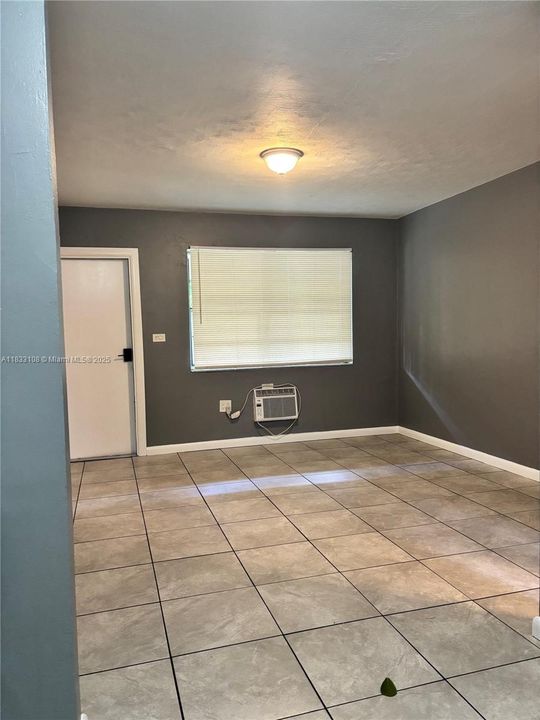 合同活跃: $1,300 (0 贝兹, 1 浴室, 0 平方英尺)