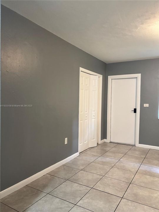 合同活跃: $1,300 (0 贝兹, 1 浴室, 0 平方英尺)