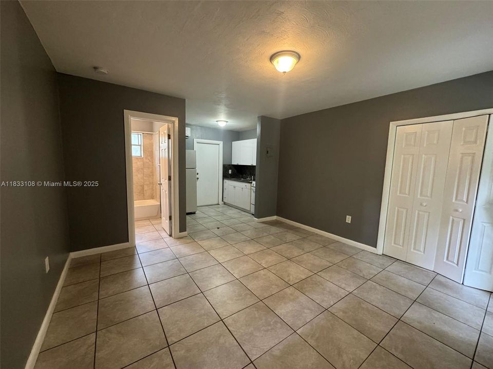 合同活跃: $1,300 (0 贝兹, 1 浴室, 0 平方英尺)