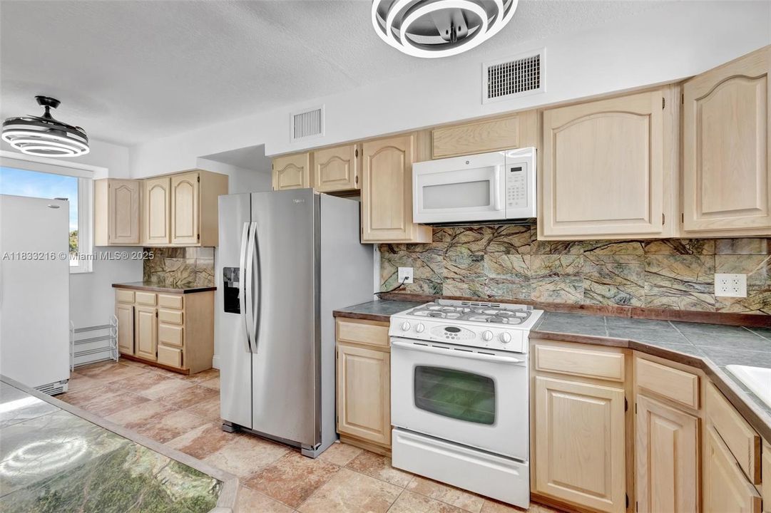 For Sale: $950,000 (3 beds, 2 baths, 2572 Square Feet)