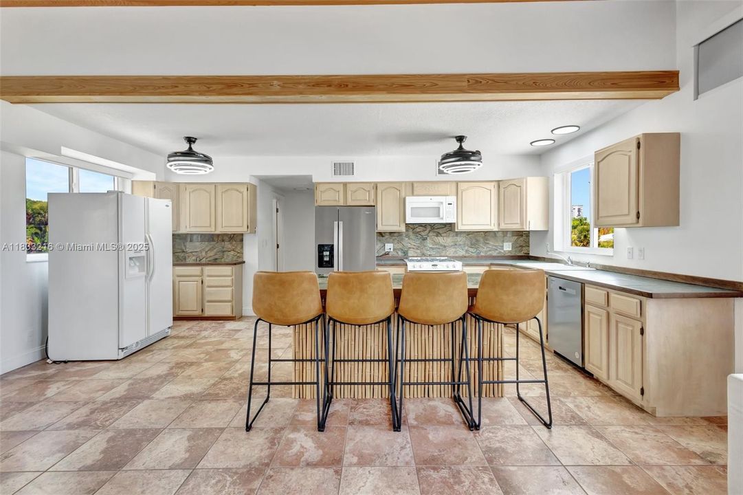 For Sale: $950,000 (3 beds, 2 baths, 2572 Square Feet)