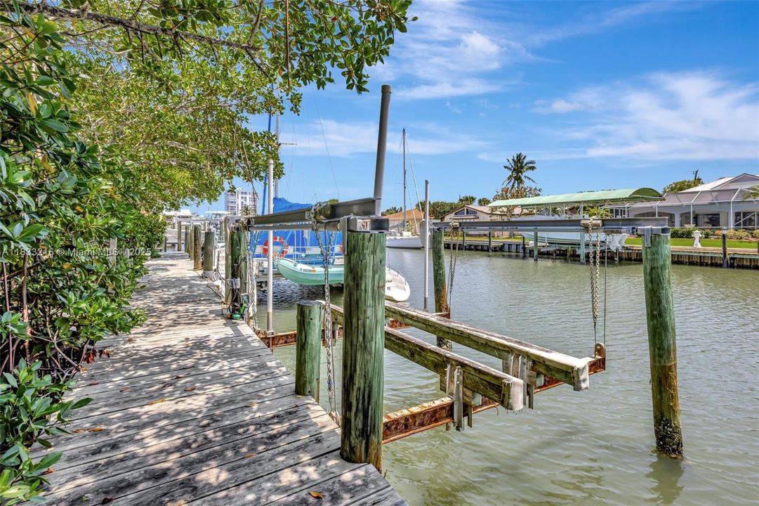 For Sale: $950,000 (3 beds, 2 baths, 2572 Square Feet)