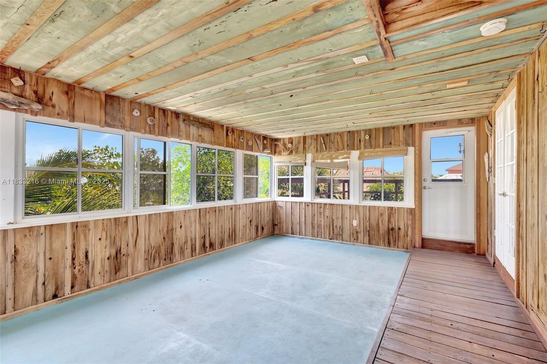 For Sale: $950,000 (3 beds, 2 baths, 2572 Square Feet)