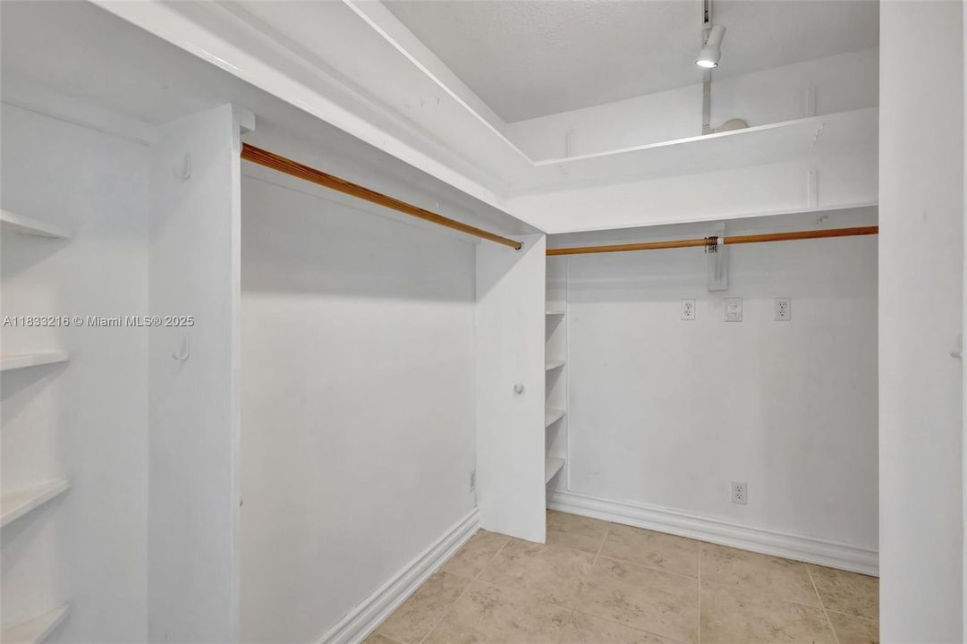 For Sale: $950,000 (3 beds, 2 baths, 2572 Square Feet)