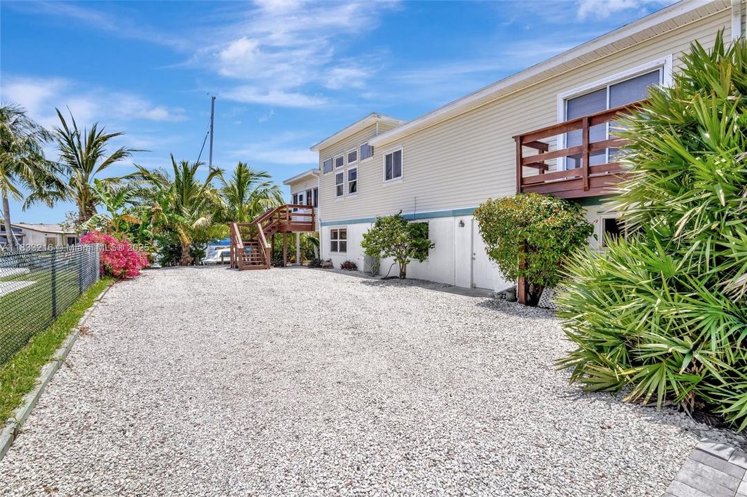 For Sale: $950,000 (3 beds, 2 baths, 2572 Square Feet)