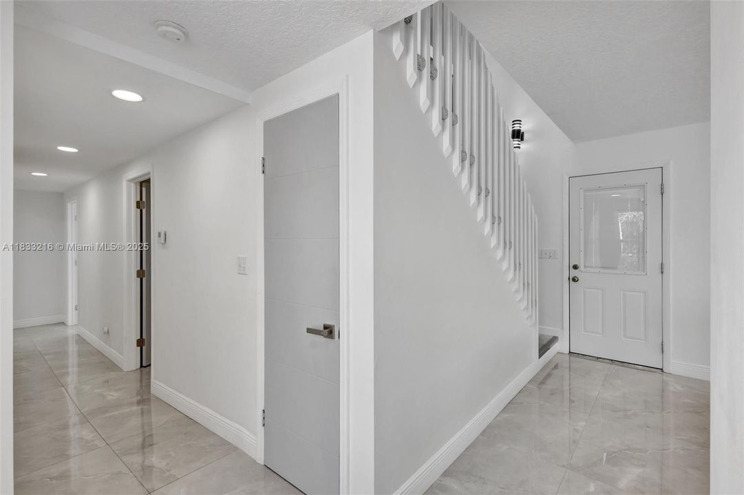 For Sale: $950,000 (3 beds, 2 baths, 2572 Square Feet)