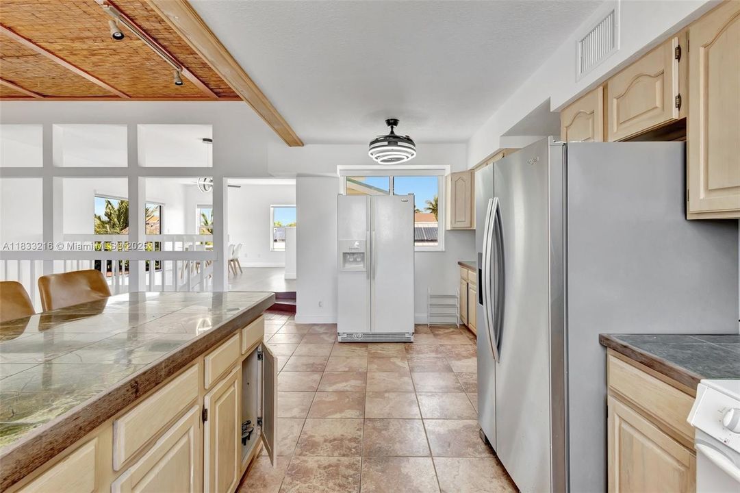 For Sale: $950,000 (3 beds, 2 baths, 2572 Square Feet)