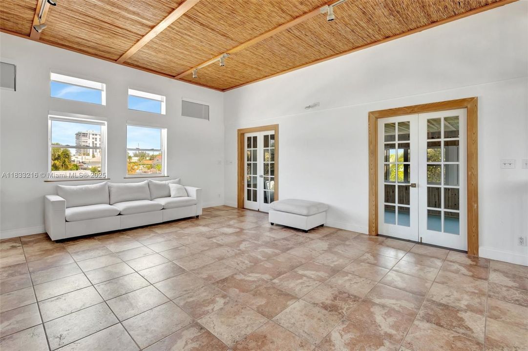 For Sale: $950,000 (3 beds, 2 baths, 2572 Square Feet)