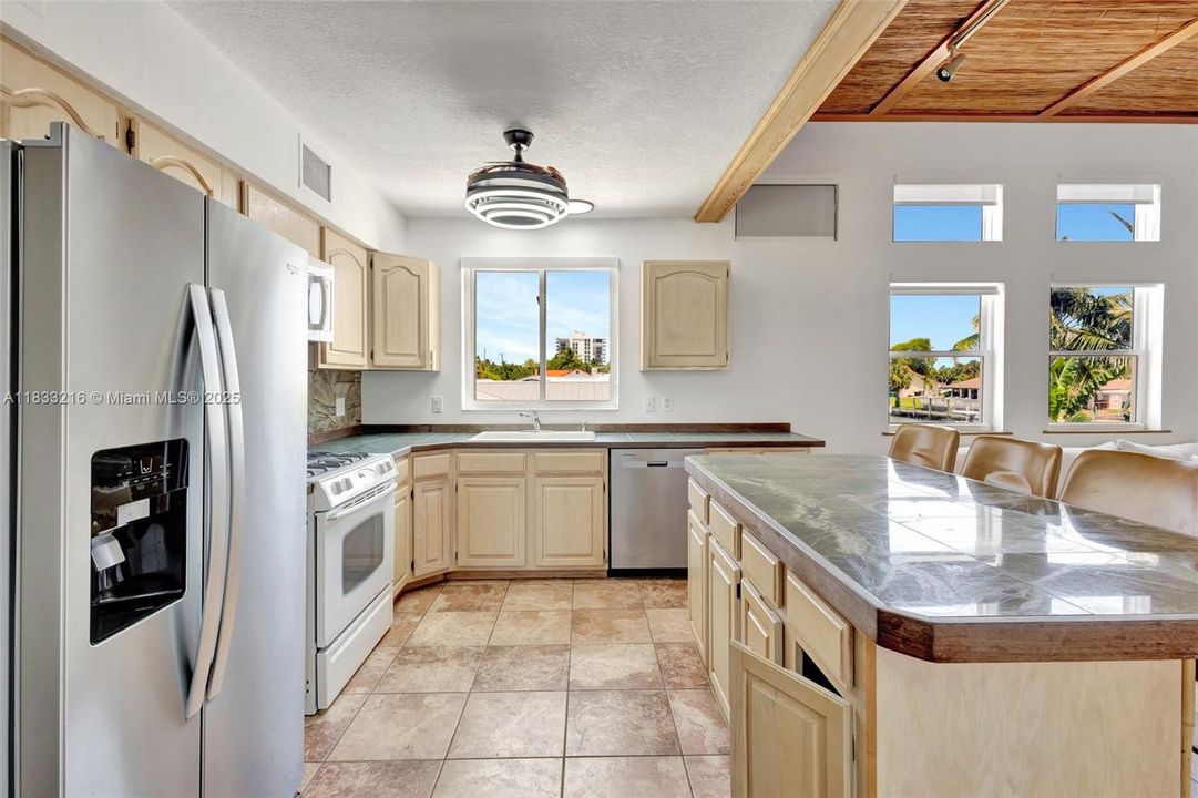 For Sale: $950,000 (3 beds, 2 baths, 2572 Square Feet)