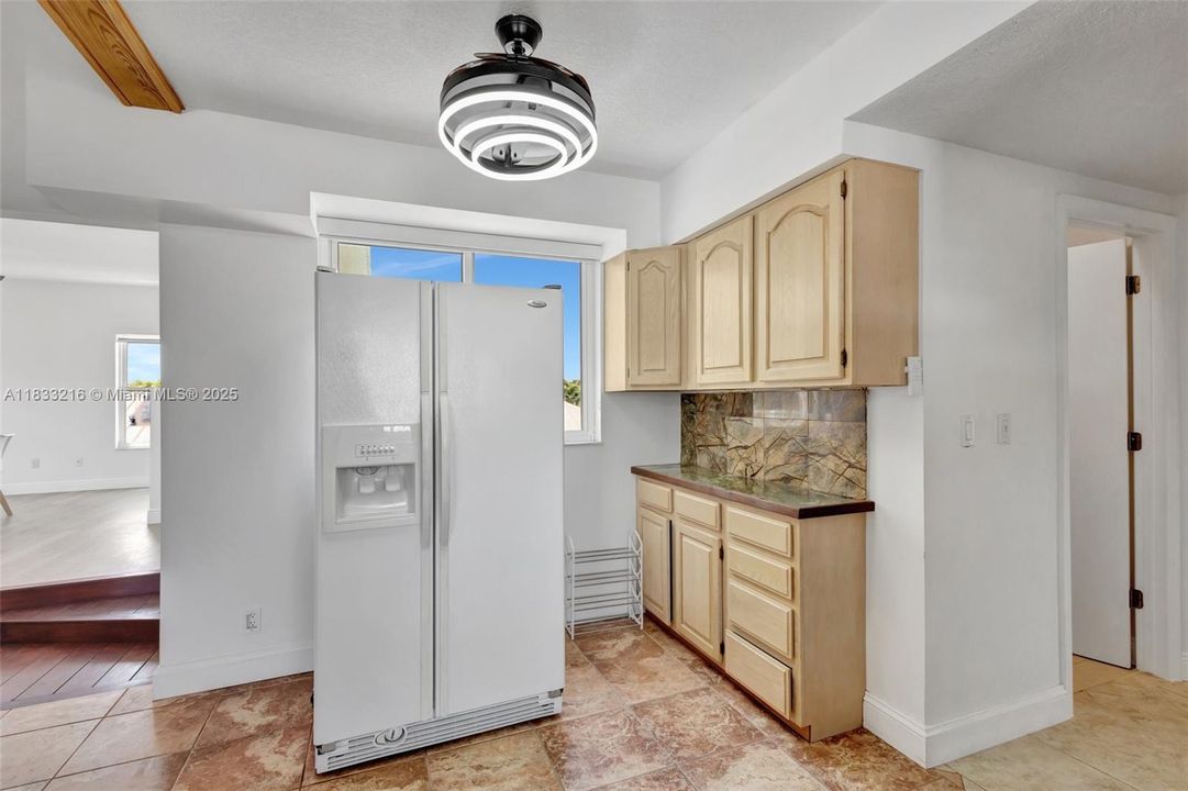 For Sale: $950,000 (3 beds, 2 baths, 2572 Square Feet)