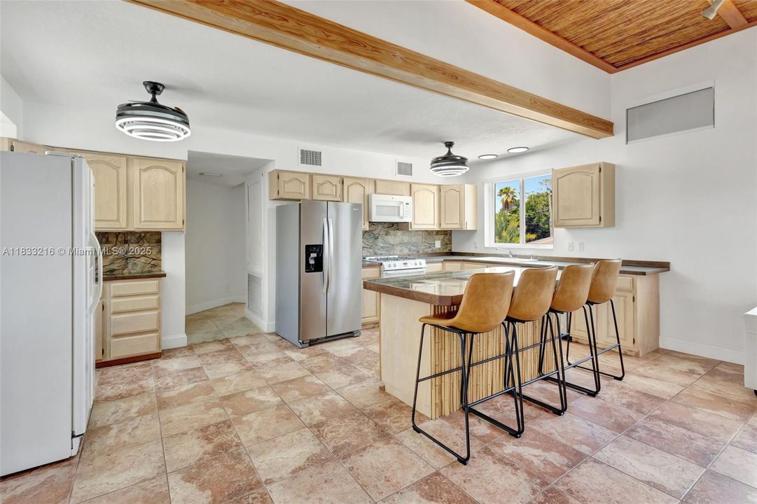 For Sale: $950,000 (3 beds, 2 baths, 2572 Square Feet)