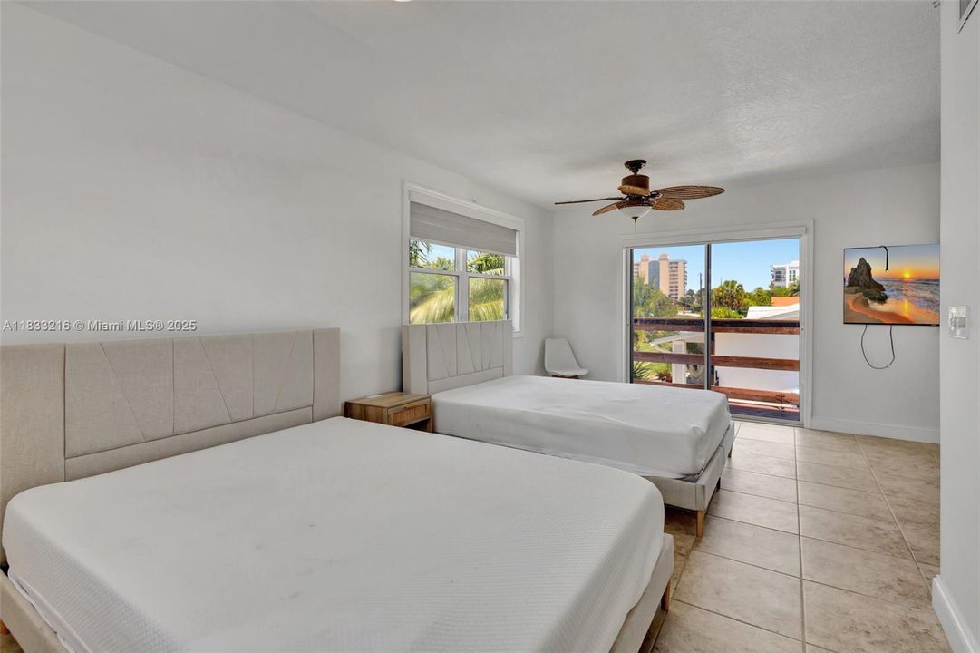 For Sale: $950,000 (3 beds, 2 baths, 2572 Square Feet)