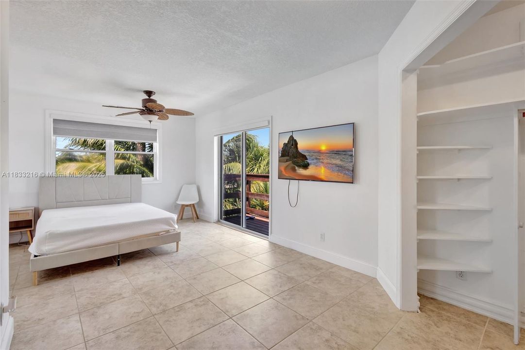 For Sale: $950,000 (3 beds, 2 baths, 2572 Square Feet)