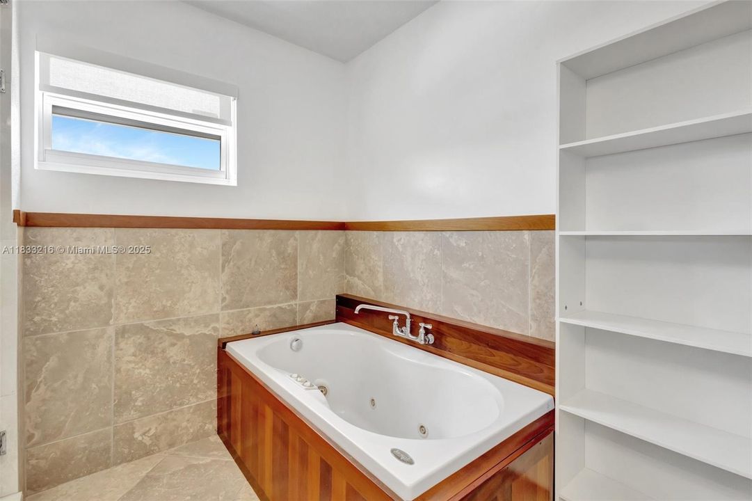 For Sale: $950,000 (3 beds, 2 baths, 2572 Square Feet)