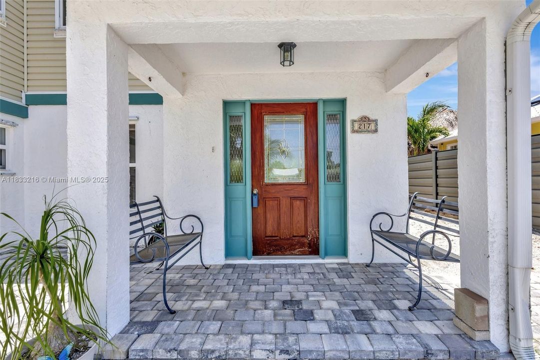 For Sale: $950,000 (3 beds, 2 baths, 2572 Square Feet)