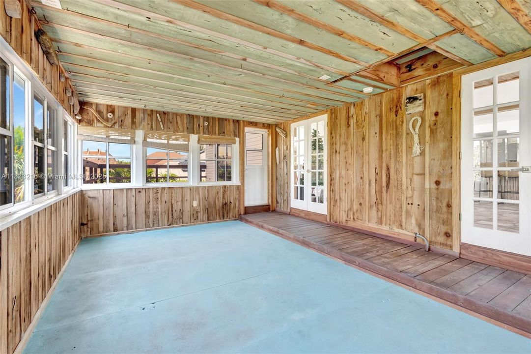 For Sale: $950,000 (3 beds, 2 baths, 2572 Square Feet)