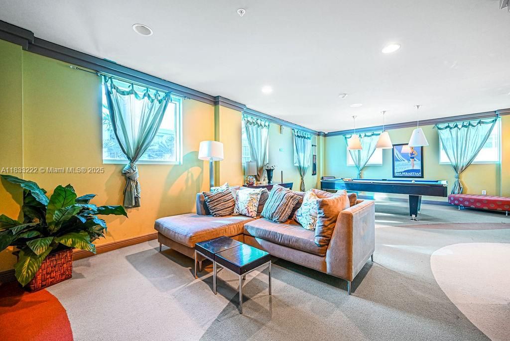 Recently Sold: $1,055,000 (3 beds, 2 baths, 1161 Square Feet)