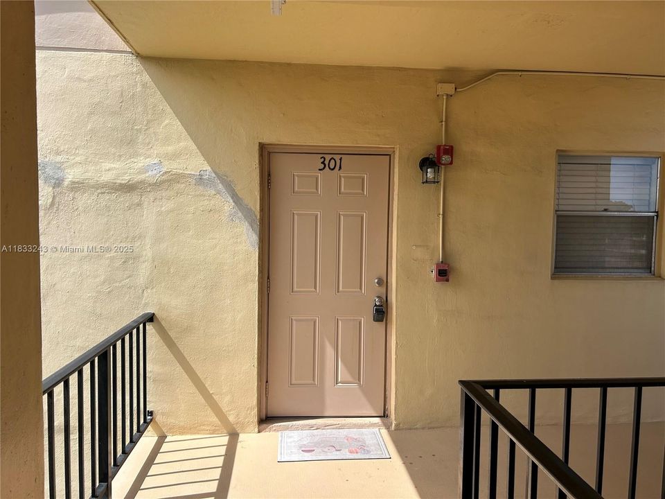 合同活跃: $1,800 (2 贝兹, 2 浴室, 920 平方英尺)