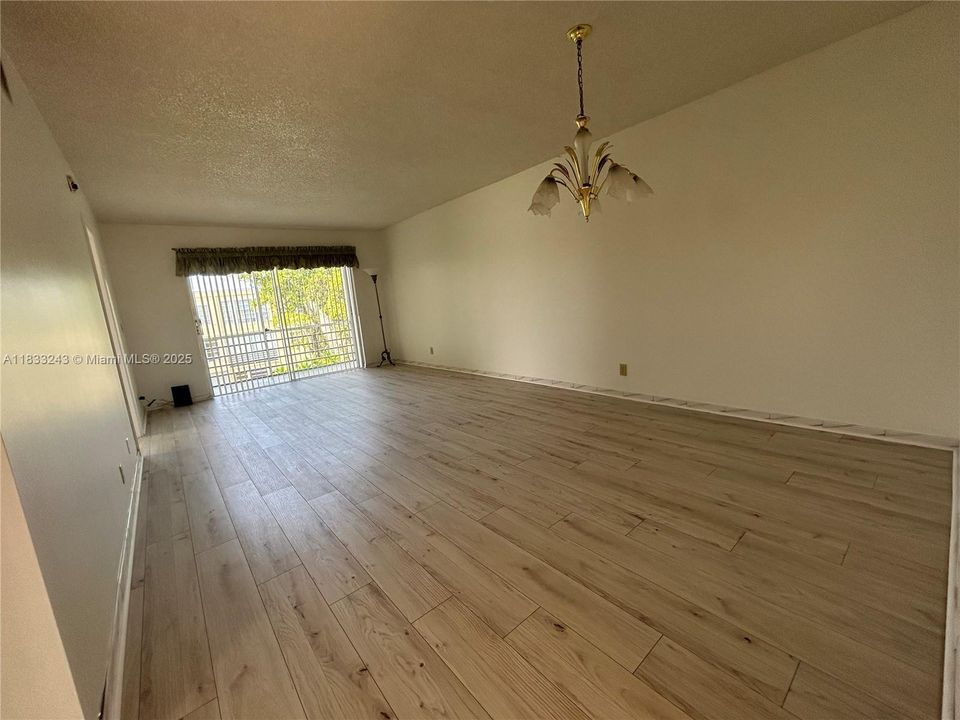 合同活跃: $1,800 (2 贝兹, 2 浴室, 920 平方英尺)