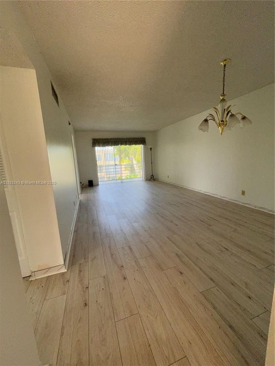 合同活跃: $1,800 (2 贝兹, 2 浴室, 920 平方英尺)