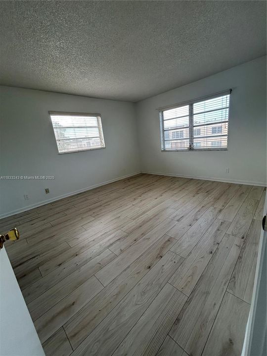 合同活跃: $1,800 (2 贝兹, 2 浴室, 920 平方英尺)