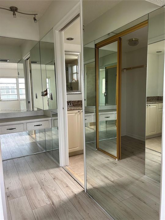 合同活跃: $1,800 (2 贝兹, 2 浴室, 920 平方英尺)