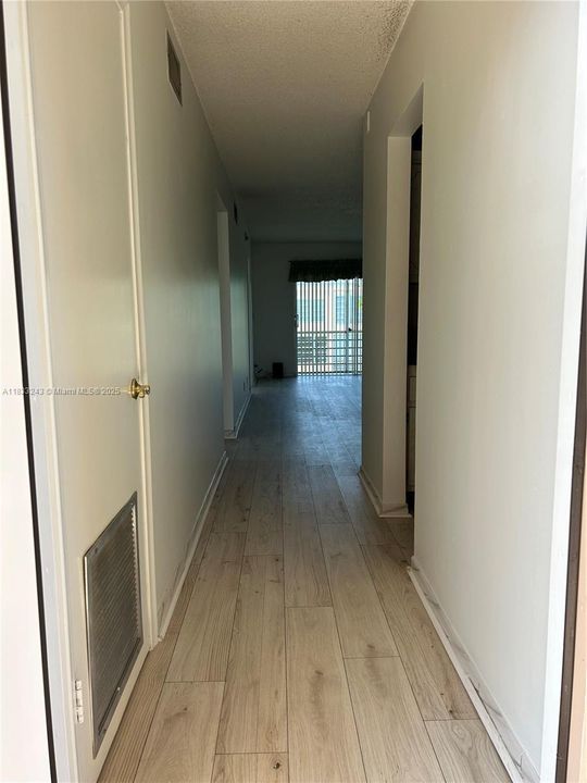 合同活跃: $1,800 (2 贝兹, 2 浴室, 920 平方英尺)