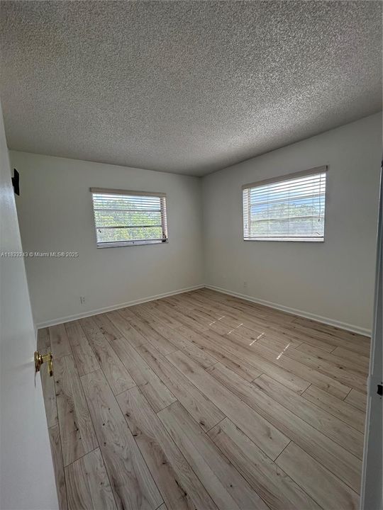 合同活跃: $1,800 (2 贝兹, 2 浴室, 920 平方英尺)