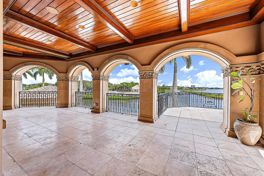 Covered Balcony upstairs