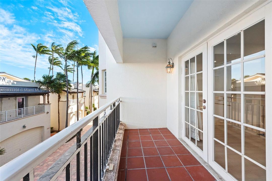 For Sale: $2,177,000 (3 beds, 3 baths, 2640 Square Feet)