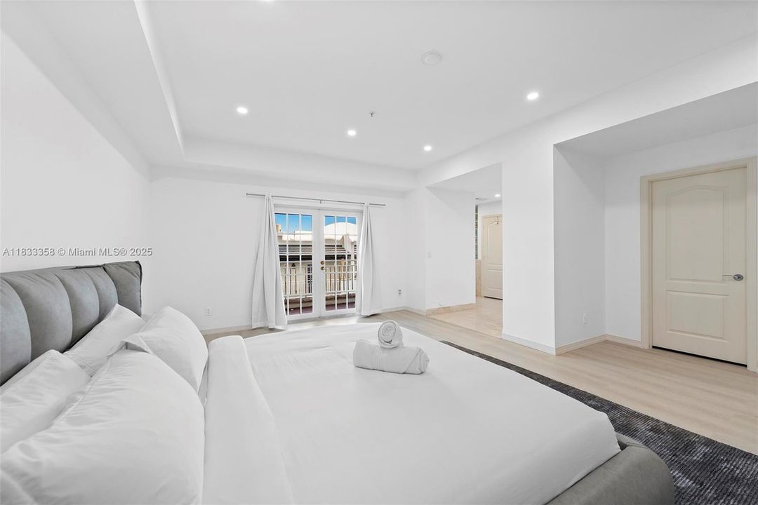 For Sale: $2,177,000 (3 beds, 3 baths, 2640 Square Feet)