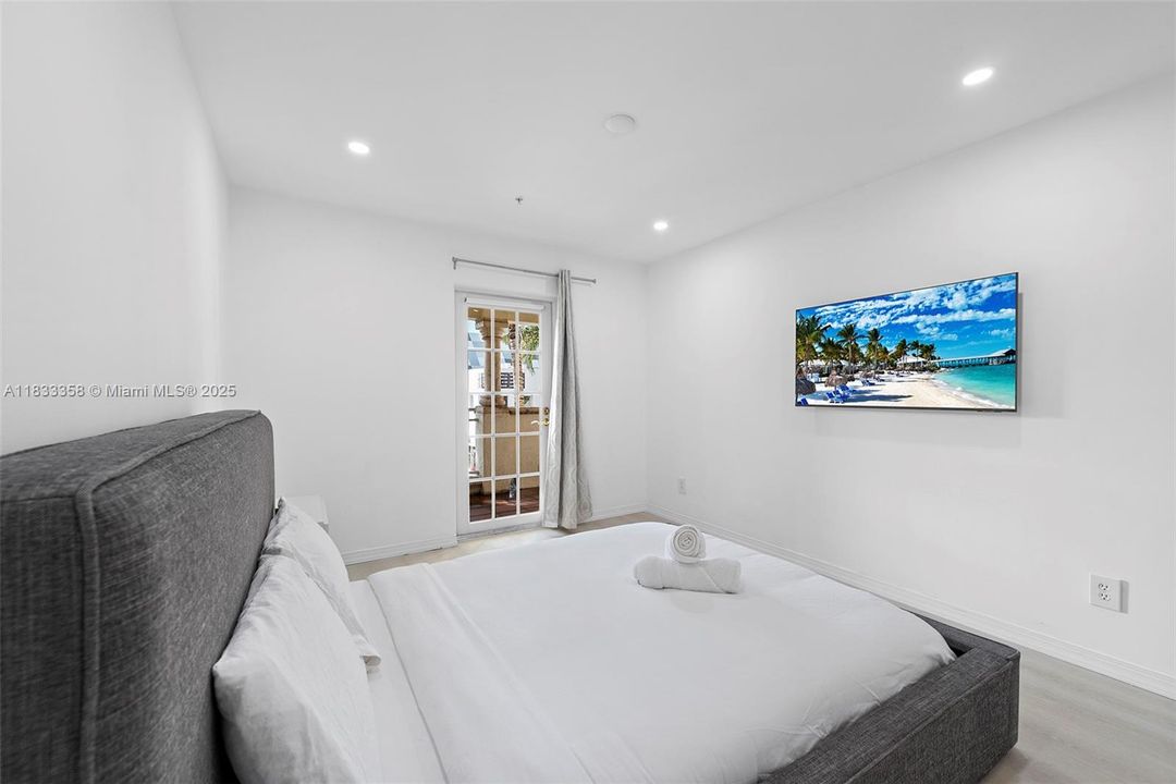 For Sale: $2,177,000 (3 beds, 3 baths, 2640 Square Feet)