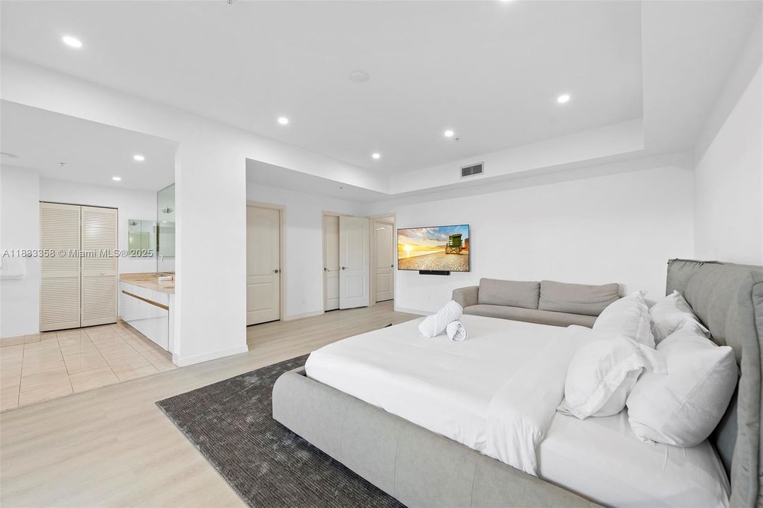For Sale: $2,177,000 (3 beds, 3 baths, 2640 Square Feet)