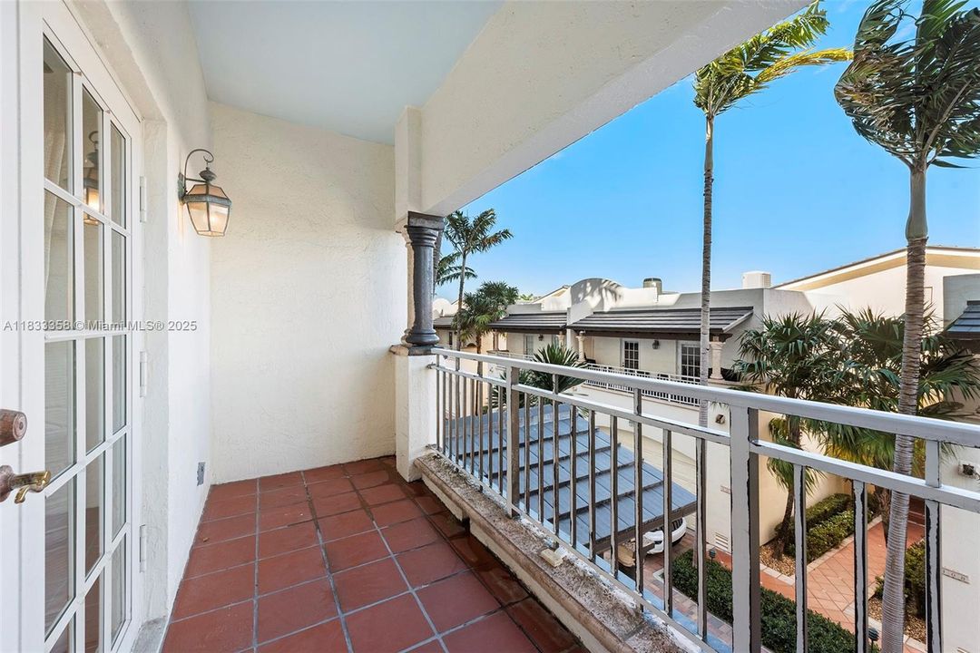 For Sale: $2,177,000 (3 beds, 3 baths, 2640 Square Feet)