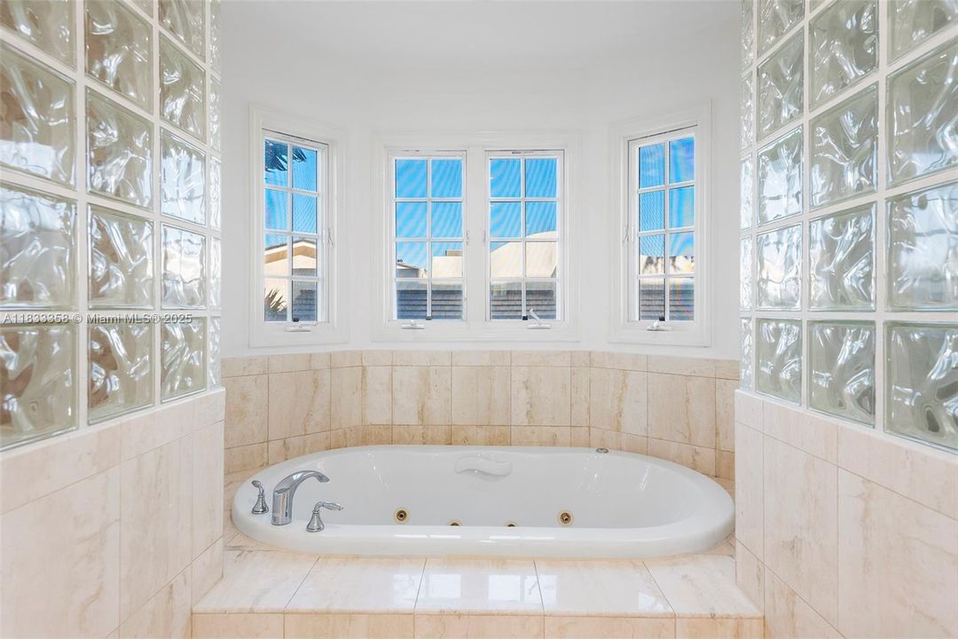 For Sale: $2,177,000 (3 beds, 3 baths, 2640 Square Feet)