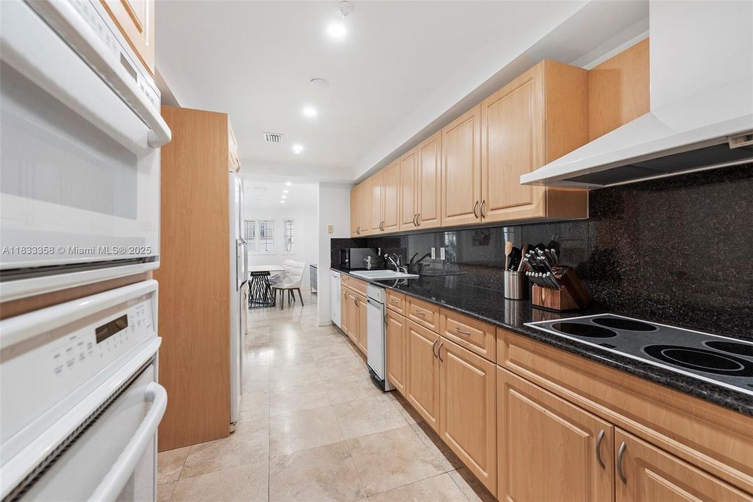For Sale: $2,177,000 (3 beds, 3 baths, 2640 Square Feet)