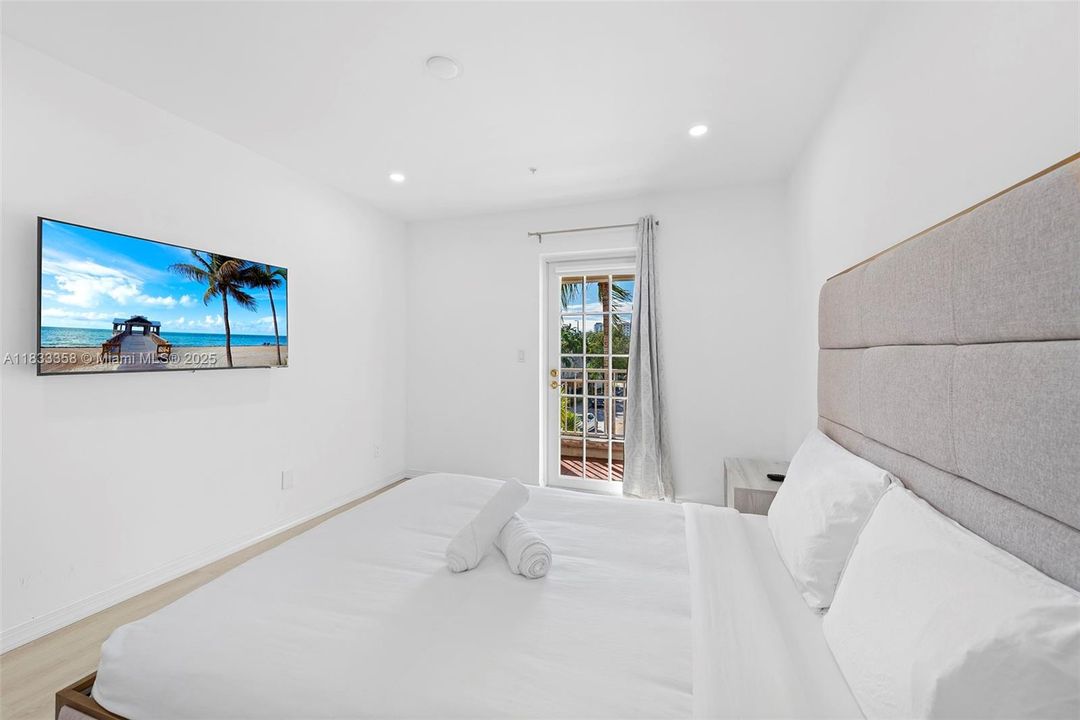 For Sale: $2,177,000 (3 beds, 3 baths, 2640 Square Feet)