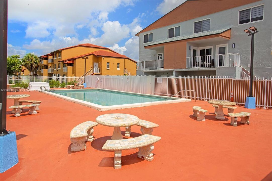 Active With Contract: $270,000 (2 beds, 2 baths, 1000 Square Feet)