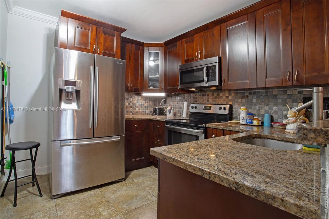 Active With Contract: $270,000 (2 beds, 2 baths, 1000 Square Feet)