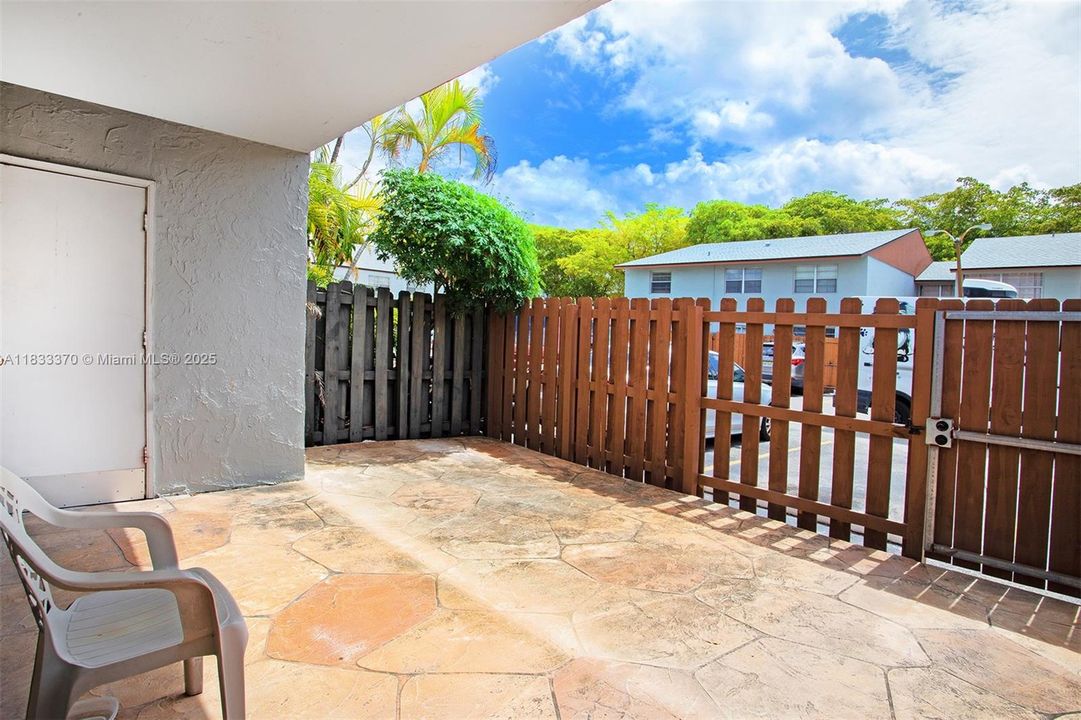 Active With Contract: $270,000 (2 beds, 2 baths, 1000 Square Feet)