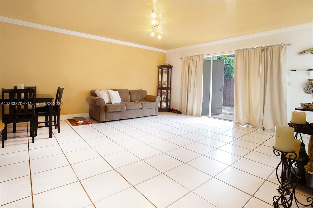 Active With Contract: $270,000 (2 beds, 2 baths, 1000 Square Feet)