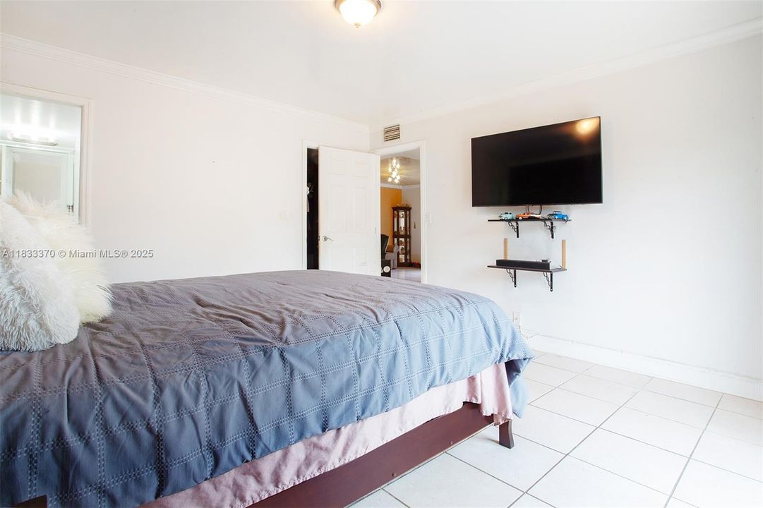 Active With Contract: $270,000 (2 beds, 2 baths, 1000 Square Feet)