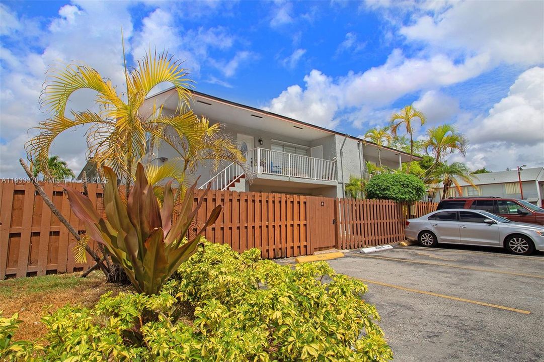 Active With Contract: $270,000 (2 beds, 2 baths, 1000 Square Feet)